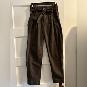Ann Taylor LOFT. Size 0. Pleated pants with tapered leg and high waist.